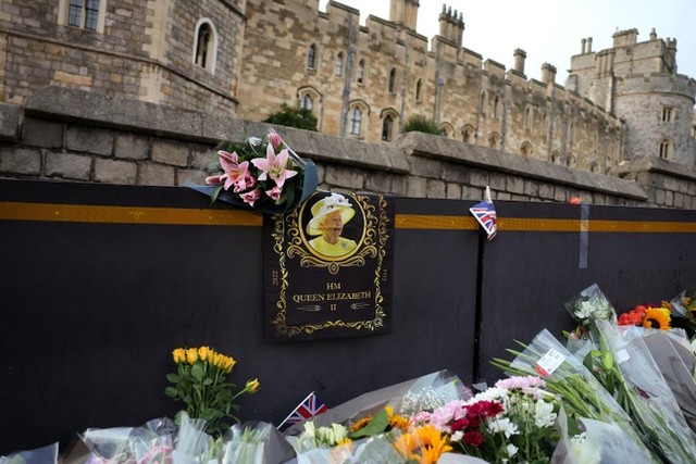 Người Anh rơi nước mắt tưởng nhớ Nữ hoàng Elizabeth II, cầu vồng xuất hiện trên Lâu đài Windsor - Ảnh 8. Người Anh rơi nước mắt tưởng nhớ Nữ hoàng Elizabeth II, cầu vồng xuất hiện trên Lâu đài Windsor - Ảnh 8.
