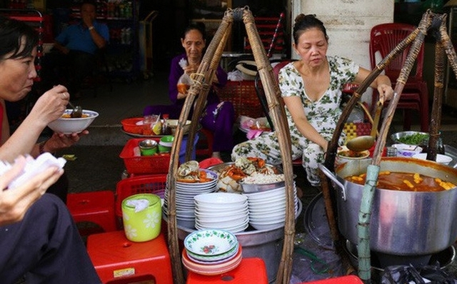 In the eyes of foreign tourists, these are things that can only be found on the streets of Vietnam - Photo 10.