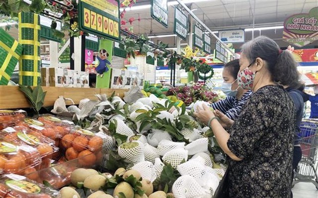 Người dân mua sắm tại hệ thống bán lẻ Saigon Co.op. Ảnh: Mỹ Phương/TTXVN