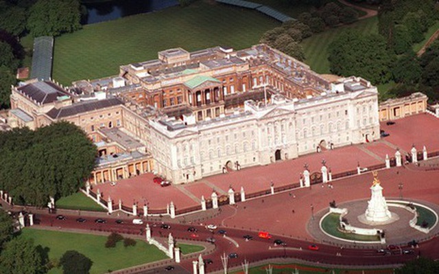Điện Buckingham trị giá 4,9 tỉ USD, một trong những bất động sản của Hoàng gia Anh - Ảnh: HOÀNG GIA ANH