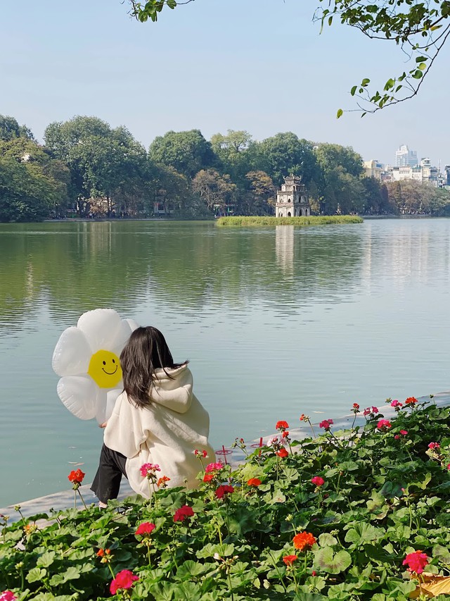 Giới trẻ Hà Nội tưng bừng rủ nhau đi chơi ngày đầu năm, thời tiết hửng nắng cực chiều lòng người - Ảnh 7. Giới trẻ Hà Nội tưng bừng rủ nhau đi chơi ngày đầu năm, thời tiết hửng nắng cực chiều lòng người - Ảnh 7.