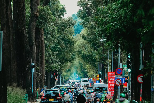 Ngắm TP.HCM trong ngày đầu năm mới: Giới trẻ nhộn nhịp đổ ra đường, nơi đâu cũng ngập tràn áo dài - Ảnh 2.