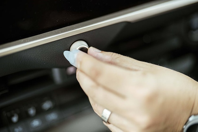 Vì sao các nhà thiết kế Toyota phải đeo móng giả khi phát triển xe? - Ảnh 1. Vì sao các nhà thiết kế Toyota phải đeo móng giả khi phát triển xe? - Ảnh 1.