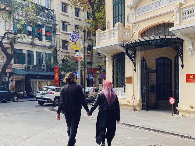 Giới trẻ Hà Nội tưng bừng rủ nhau đi chơi ngày đầu năm, thời tiết hửng nắng cực chiều lòng người - Ảnh 17. Giới trẻ Hà Nội tưng bừng rủ nhau đi chơi ngày đầu năm, thời tiết hửng nắng cực chiều lòng người - Ảnh 17.