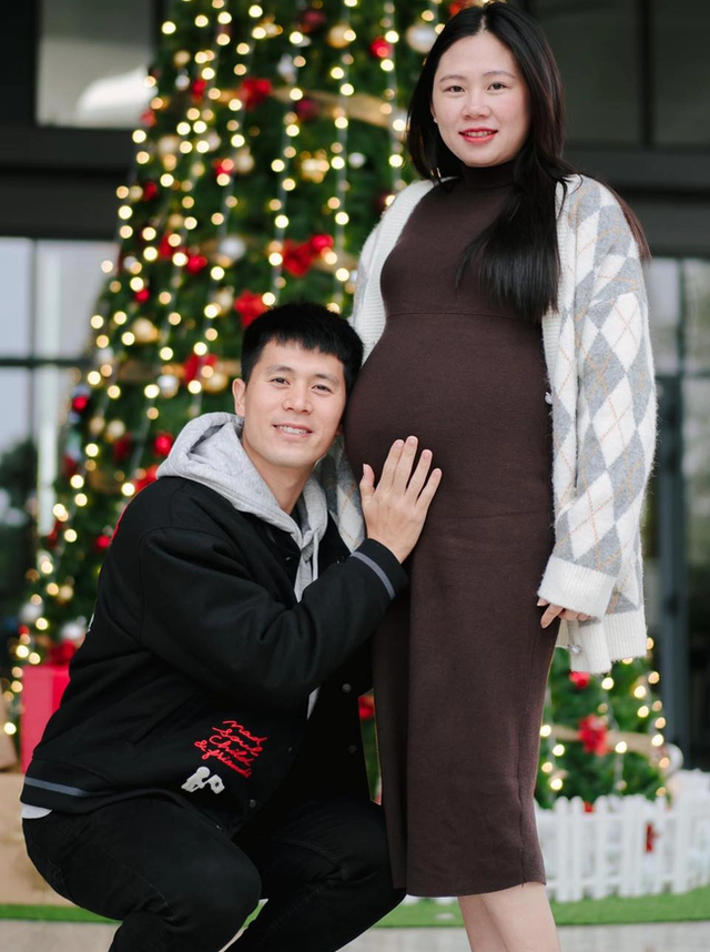 Hội tuyển thủ đón năm mới: Đình Trọng khoe giấy chứng nhận kết hôn, Văn Lâm gọi video cùng gia đình - Ảnh 1.