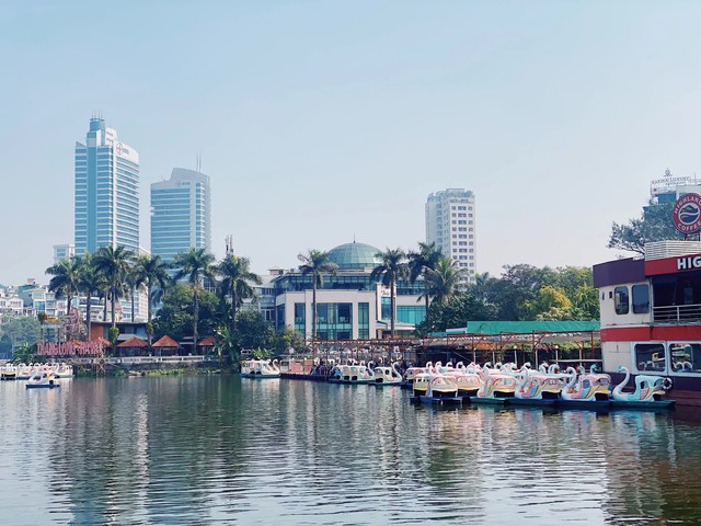 Giới trẻ Hà Nội tưng bừng rủ nhau đi chơi ngày đầu năm, thời tiết hửng nắng cực chiều lòng người - Ảnh 13. Giới trẻ Hà Nội tưng bừng rủ nhau đi chơi ngày đầu năm, thời tiết hửng nắng cực chiều lòng người - Ảnh 13.