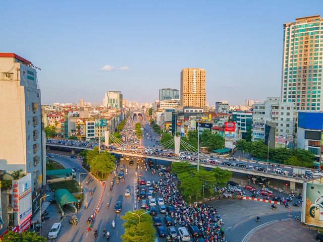 Diện mạo quận thu ngân sách lớn nhất, mật độ dân số cao nhất Hà Nội - Ảnh 3.