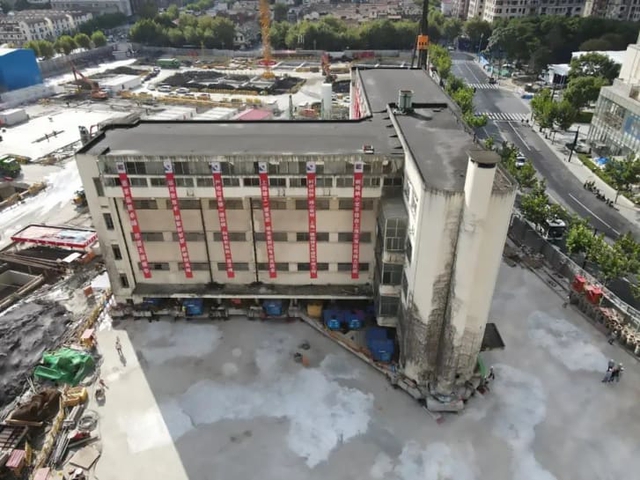 Kinh ngạc: Tòa nhà 5 tầng, nặng 7.600 tấn được nhấc bổng toàn bộ, đi bộ tới vị trí mới cách 62m mà vẫn giữ nguyên hiện trạng, chi phí tiết kiệm hơn phá bỏ và xây lại hoàn toàn - Ảnh 2.