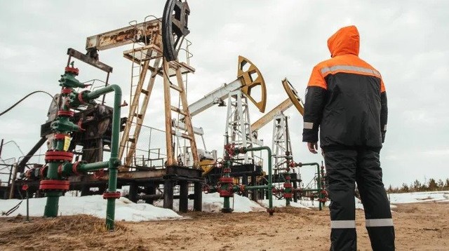 Một tháng sau khi bị áp trần, giá dầu thô chủ lực của Nga chưa bằng 1/2 giá dầu quốc tế - Ảnh 1.