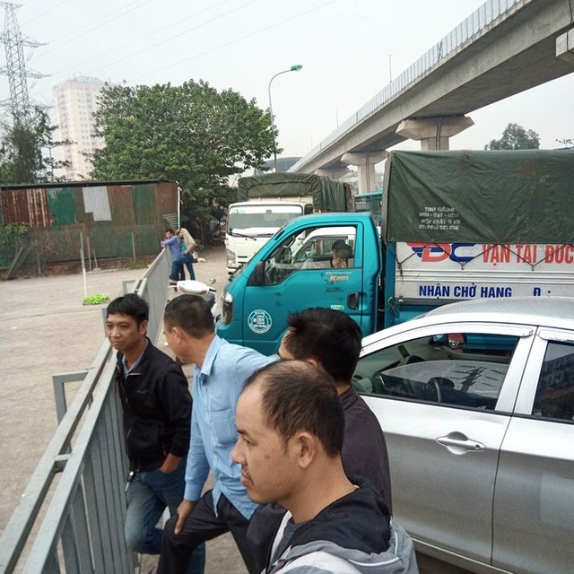 Hà Nội: Loạt trung tâm đăng kiểm đóng cửa, tài xế đổ dồn xếp hàng từ 3 giờ sáng - Ảnh 3.
