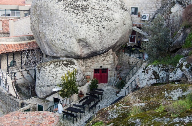 Kỳ lạ ngôi làng được xây dựng chen chúc giữa những tảng đá khổng lồ - Ảnh 5.