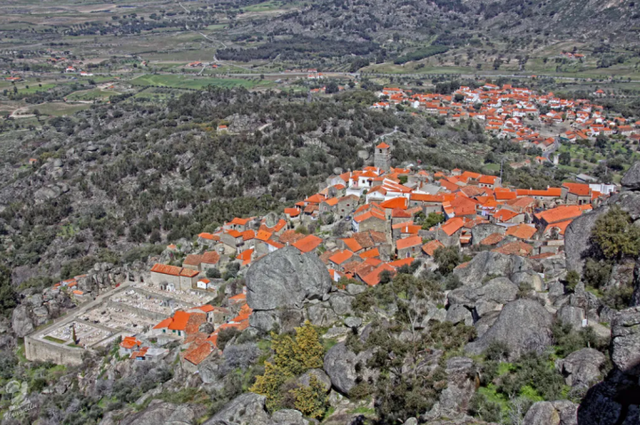Kỳ lạ ngôi làng được xây dựng chen chúc giữa những tảng đá khổng lồ - Ảnh 1.
