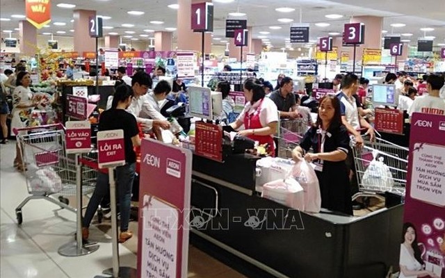 Người dân mua sắm tại siêu thị Aeon Mall Bình Dương. Ảnh tư liệu: Hải Âu/TTXVN