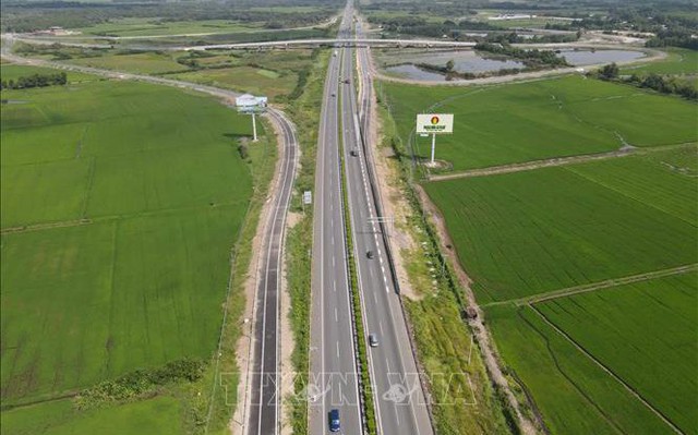 Đường 319 nối dài và nút giao với cao tốc TP Hồ Chí Minh - Long Thành - Dầu Giây nhìn từ trên cao. Ảnh: Công Phong/TTXVN