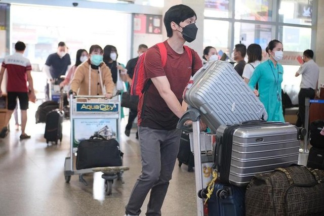 Sân bay Tân Sơn Nhất lần thứ 3 tăng tải cao điểm Tết - Ảnh 1.