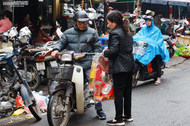 Người Hà Nội tất bật sắm lễ cúng ông Công, ông Táo - Ảnh 2.