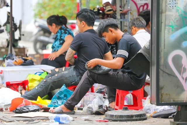 Staying awake during the Tet season: The job of repairing clothes and shoes is full at the end of the year because of the huge orders, earning nearly tens of millions a day - Photo 7.