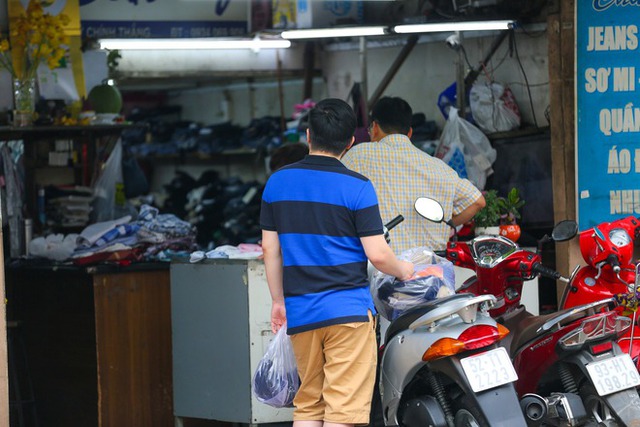 Staying awake during the Tet season: The job of repairing clothes and shoes is full at the end of the year because of the huge orders, earning nearly tens of millions a day - Photo 4.