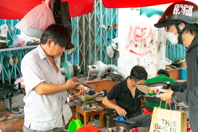 Staying awake during the Tet season: The job of repairing clothes and shoes is full at the end of the year because of the huge orders, earning nearly tens of millions a day - Photo 2.