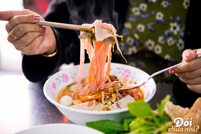 Filled with delicious food at 284 Le Van Sy dining alley, where the famous sugar tofu truck was once - Photo 3.