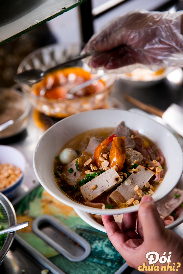 Filled with delicious food at 284 Le Van Sy dining alley, where the famous honey tofu truck was once - Photo 2.