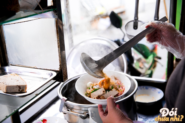 Filled with delicious food at the dining alley 284 Le Van Sy, where the famous sugar tofu truck was once - Photo 1.