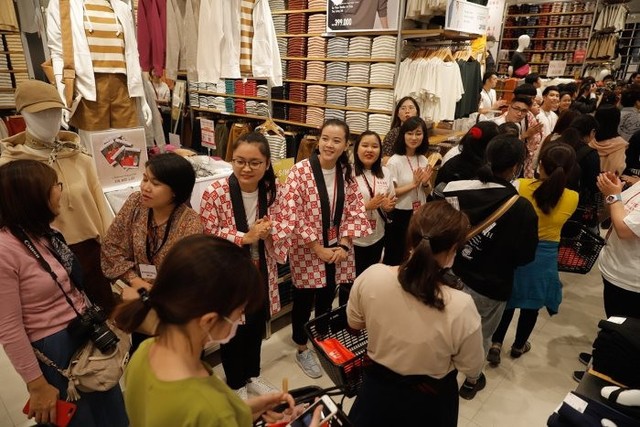 Uniqlo Nhật Bản tăng 40% lương: 1.000 nhân viên Việt Nam ngóng chờ tin vui giáp Tết - Ảnh 1.