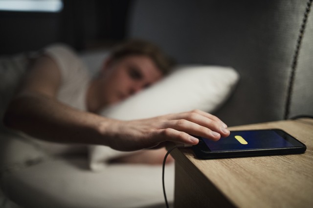4 món không nên để đầu giường lúc ngủ vì có thể gây hại cho sức khỏe - Ảnh 1.