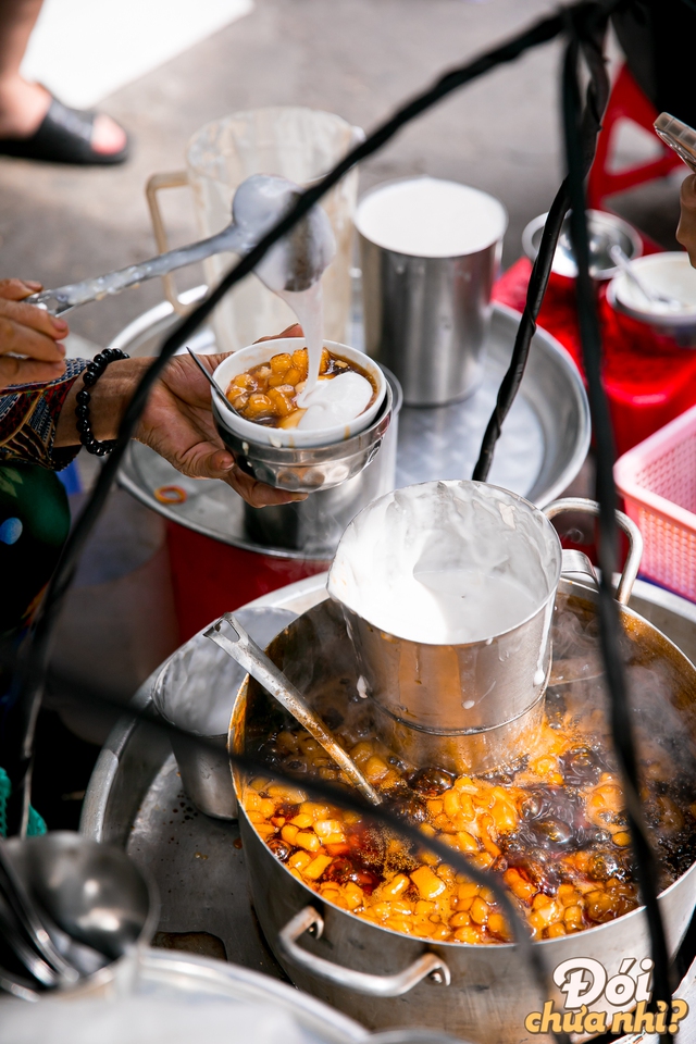 Filled with delicious food at the dining alley 284 Le Van Sy, where the famous sugar tofu truck was once - Photo 15.