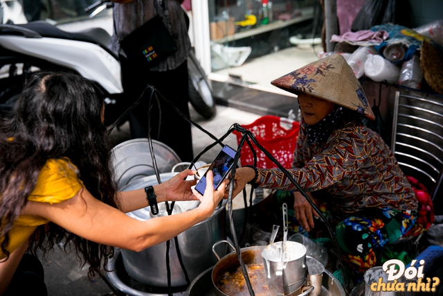 Filled with delicious food at 284 Le Van Sy dining alley, where the famous sugar tofu truck was once - Photo 14.