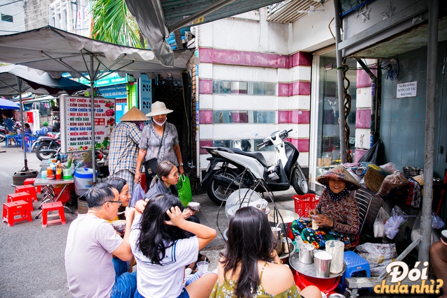 Filled with delicious food at 284 Le Van Sy dining alley, where the famous sugar tofu truck was once - Photo 13.