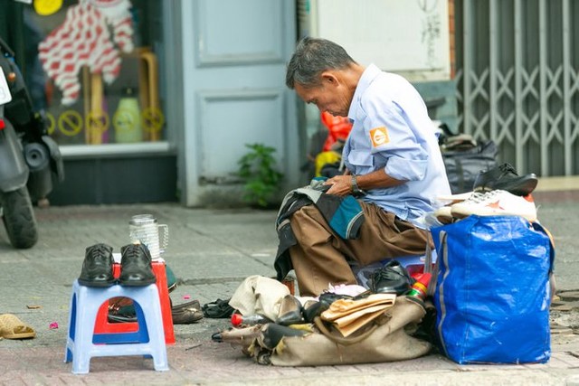 Staying awake during the Tet season: The job of repairing clothes and shoes is full at the end of the year because of huge orders, earning nearly tens of millions a day - Photo 9.
