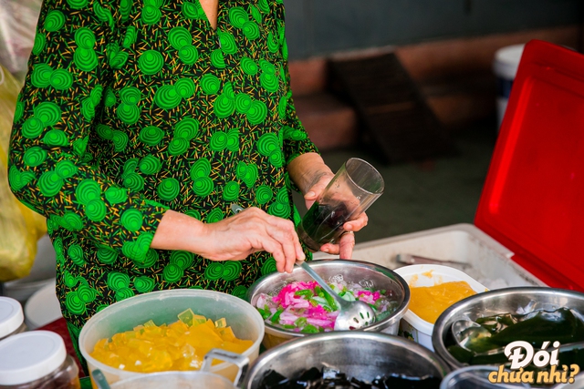 Filled with delicious food at the dining alley 284 Le Van Sy, where the famous sugar tofu truck was once - Photo 12.