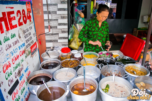 Filled with delicious food at 284 Le Van Sy dining alley, where the famous honey tofu truck was once - Photo 11.