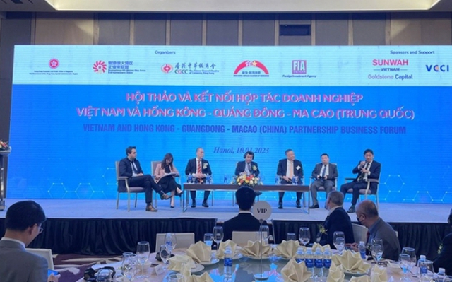 Các diễn giả tham dự Hội thảo kết nối hợp tác doanh nghiệp Việt Nam và Khu vực Hồng Kông - Quảng Đông - Ma Cao (Trung Quốc)