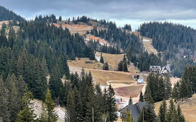 Các khu trượt tuyết vắng vẻ do không có tuyết vào mùa đông. Ảnh: Reuters.