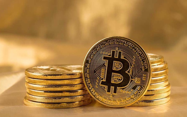 Giá Bitcoin áp sát mức 17.500 USD.