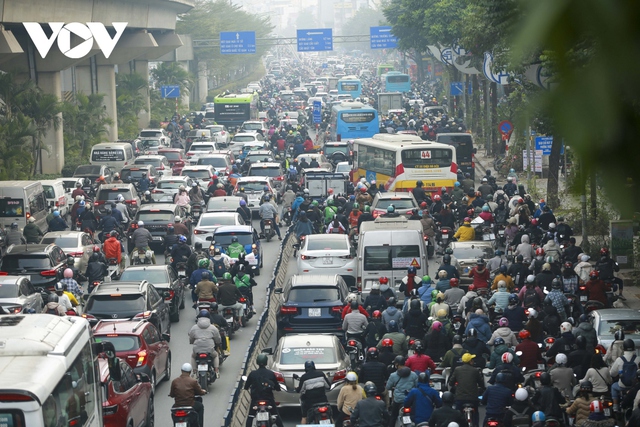 Đường phố Hà Nội lúc nào cũng tắc trong những ngày gần Tết Quý Mão 2023 - Ảnh 13.