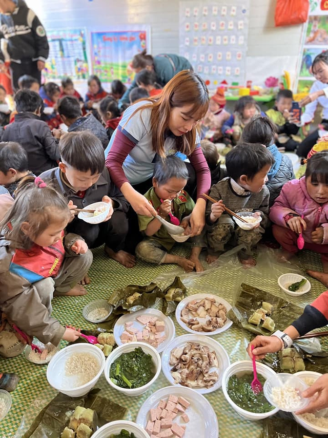  Xúc động khoảnh khắc trẻ em vùng cao lần đầu được ăn mâm cơm tất niên có thịt, xem phim hoạt hình chiếu rạp  - Ảnh 3.