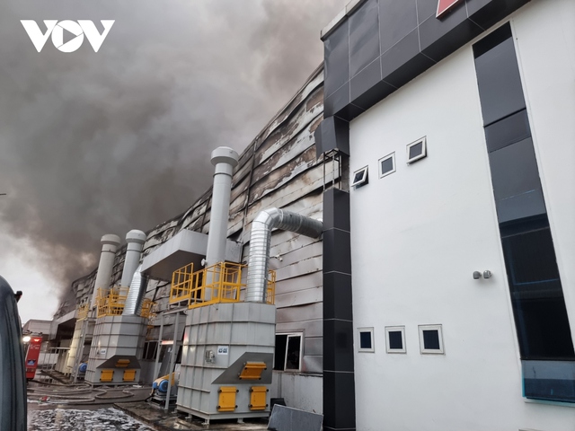 Cháy lớn tại công ty sản xuất linh kiện điện tử ở Bắc Ninh - Ảnh 6.