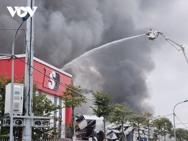 Cháy lớn tại công ty sản xuất linh kiện điện tử ở Bắc Ninh - Ảnh 5.