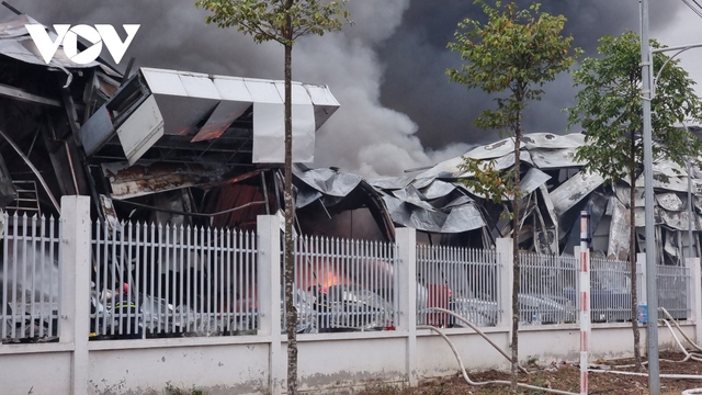 Cháy lớn tại công ty sản xuất linh kiện điện tử ở Bắc Ninh - Ảnh 4.