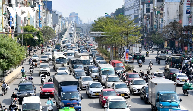 Đường phố Hà Nội lúc nào cũng tắc trong những ngày gần Tết Quý Mão 2023 - Ảnh 10.