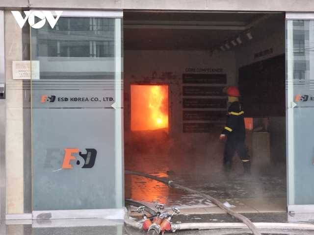 Cháy lớn tại công ty sản xuất linh kiện điện tử ở Bắc Ninh - Ảnh 2.