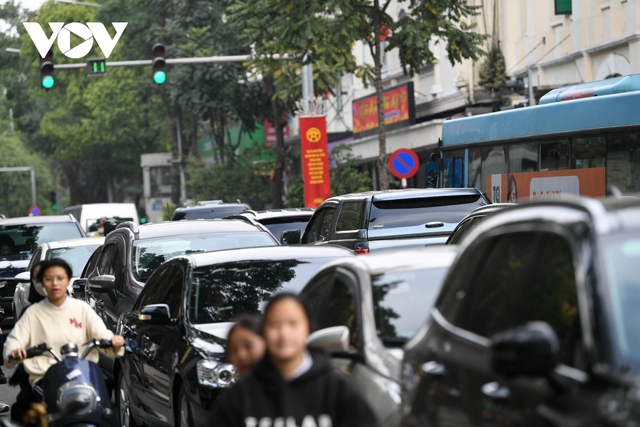 Đường phố Hà Nội lúc nào cũng tắc trong những ngày gần Tết Quý Mão 2023 - Ảnh 6.
