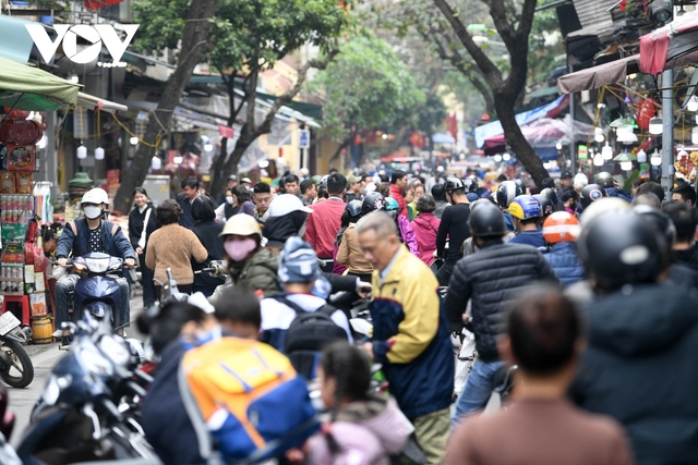 Đường phố Hà Nội lúc nào cũng tắc trong những ngày gần Tết Quý Mão 2023 - Ảnh 5.