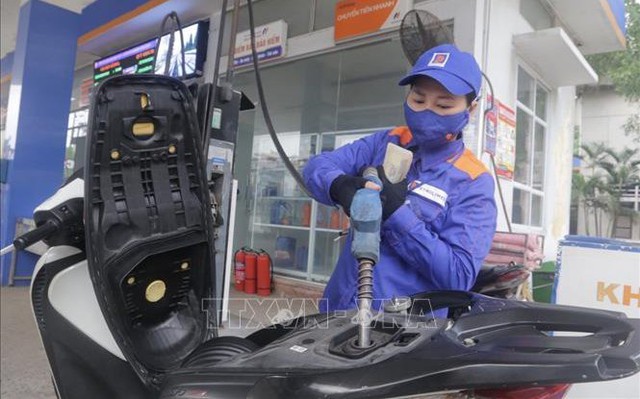 Mua bán xăng tại một điểm kinh doanh của Petrolimex. Ảnh minh họa: Trần Việt/TTXVN
