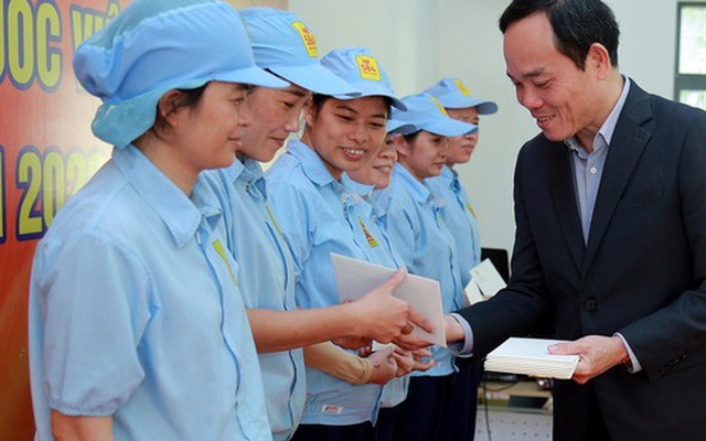 Phó Thủ tướng Trần Lưu Quang trao tặng những phần quà cho người lao động có hoàn cảnh khó khăn tại cụm công nghiệp Diên Phú (huyện Diên Khánh, tỉnh Khánh Hoà) - Ảnh: VGP/Minh Khôi