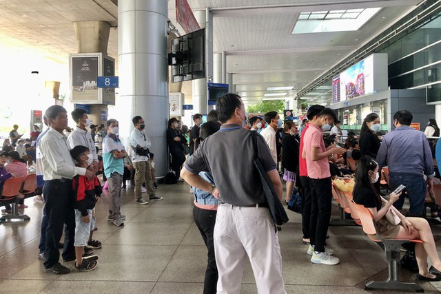 Đông nghịt người về quê đón Tết ở sân bay Tân Sơn Nhất - Ảnh 8.