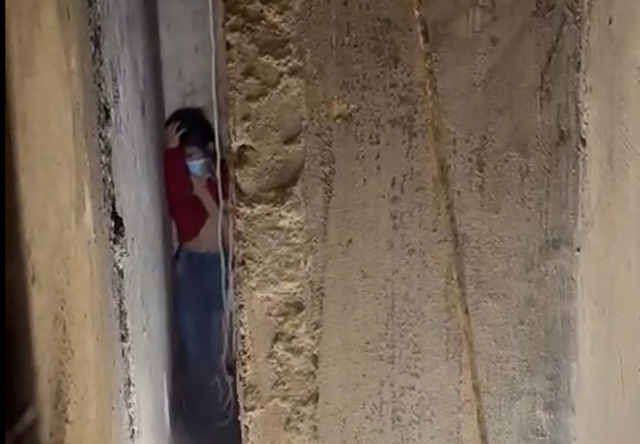 Giải cứu bé gái 9 tuổi rơi từ tầng 2, mắc kẹt giữa khe tường 25 cm - Ảnh 1.